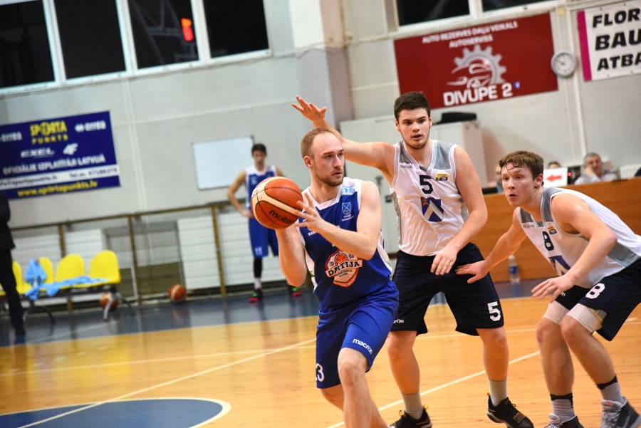Toms Ziemelis (no kreisās) Bauskā realizēja piecus no septiņiem trīspunktu metieniem.
Autors: Uldis Varnevičs
