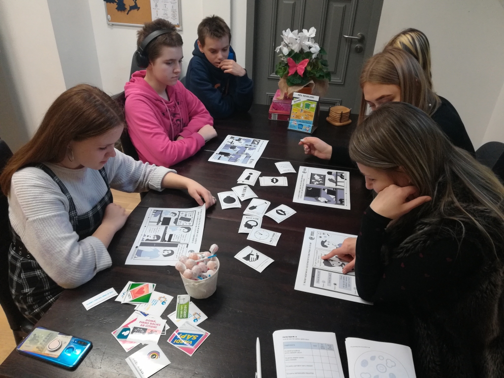 Otrdienas pēcpusdienā, kad mācības skolā beigušās, bērniem un jauniešiem bija iespēja pārbaudīt savas zināšanas par drošību internetā un medijpratību «e-zināšanu čempionātā».
Autors: No albuma.