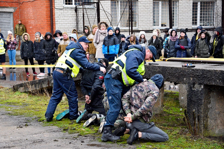 Saskaņota zemessargu un policistu sadarbība devusi rezultātu – bīstamie «noziedznieki» aizturēti un nu tiek pārmeklēti. Daudzi skolēni – «ēnotāji» – to aizrautīgi vēro.
Autors: Ivars Bogdanovs