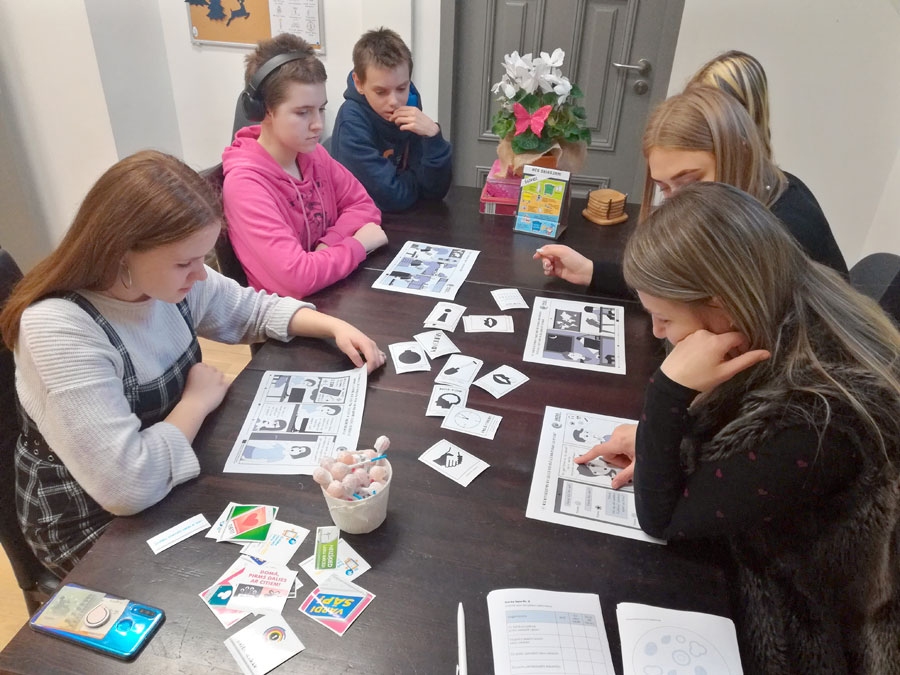 Jauniešu centra pasākumā 11. februārī bija dažādas aktivitātes, katrs dalībnieks izvērtēja arī savus interneta lietošanas paradumus.
Autors: Ilze Usāne