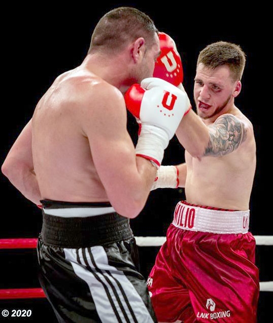 Emīls Špīss (no labās) uzvarēja trešajā profesionālā boksa cīņā.
Autors: no «LNK Boxing» albuma