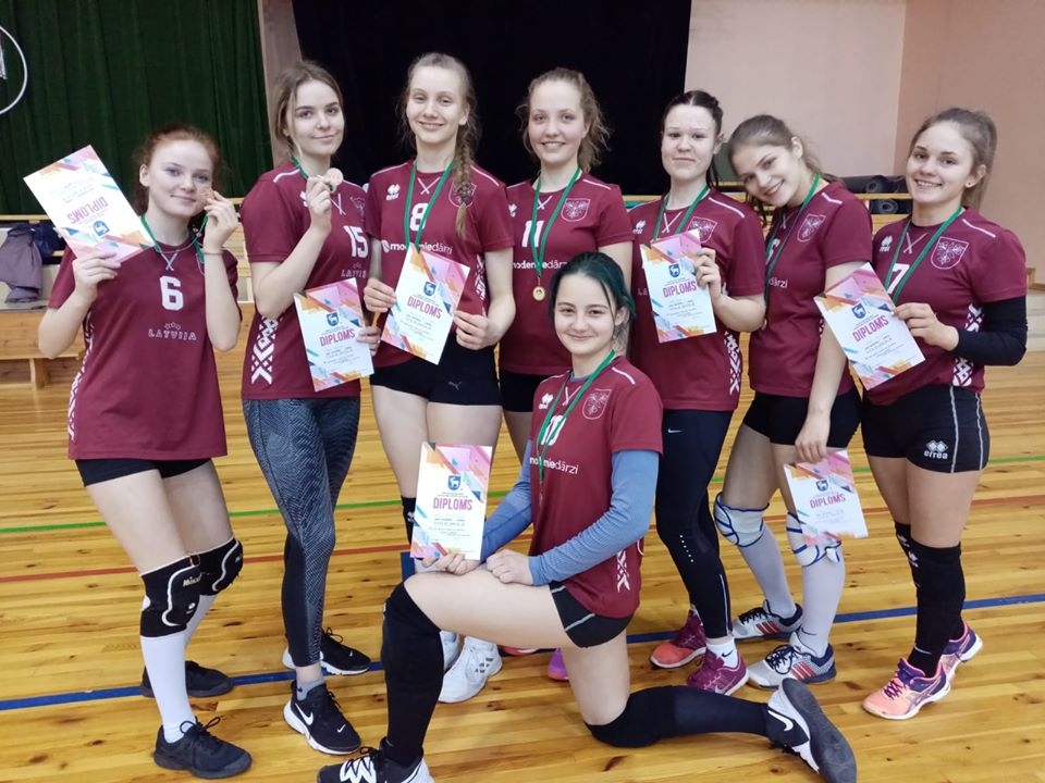 Vecumnieku vidusskolas meitenēm trešā vieta Zemgales reģiona vidusskolu volejbola turnīrā.
Autors: No albuma.