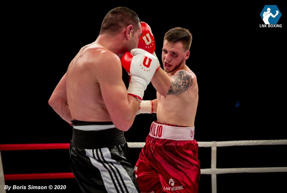 Emīls Špīss (no labās) uzvarēja trešajā profesionālā boksa cīņā.
Autors: no «LNK Boxing» albuma