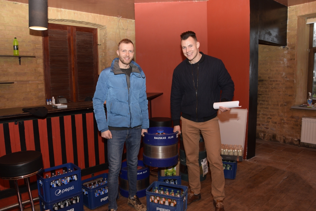 Kārlis Vitkovskis (no labās)  un Kristaps Brūvers uzteic labo sadarbību ar SIA «Cido grupa», kas parūpējusies par izdevīgiem nosacījumiem, lai bārā būtu pieejams «Bauskas alus».
Autors: Ivars Bogdanovs