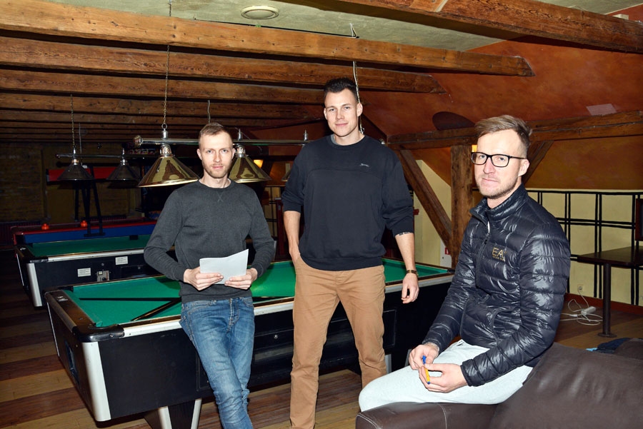 Jaunie uzņēmēji Kārlis Vitkovskis un Kristaps un Hārdijs Brūveri teic: «Neesam shēmotāji, esam vietējie cilvēki, paši gribam te atnākt un pabūt kopā ar draugiem. Lai ir pievilcīga vieta, kur droši pavadīt brīvo laiku! Ieviešot augstus drošības standartus, vēlamies te sastapt Vecumnieku, Brunavas, Pilsrundāles un Svitenes iedzīvotājus.»
Autors: Ivars Bogdanovs