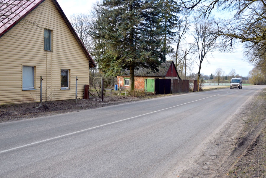 Vecsaules pagasta māju «Indras» saimnieki atkal par jaunu būvē automobiļa sabojāto sētu.
Autors: Ivars Bogdanovs