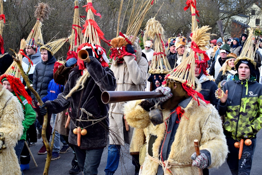 Budēlis bija maskoto tēlu gājiena centrālais tēls, kam raksturīga no rudzu stiebriem veidota konusveida cepure, ačgārni vilkts aitādas kažoks, aizsegta seja, skaļa un budinoša uzvedība un, protams, vīrišķo auglību simbolizējoši atribūti. Šī tēla izcelsme meklējama tieši Zemgales tradīcijā.
Autors: Žanna Zālīte