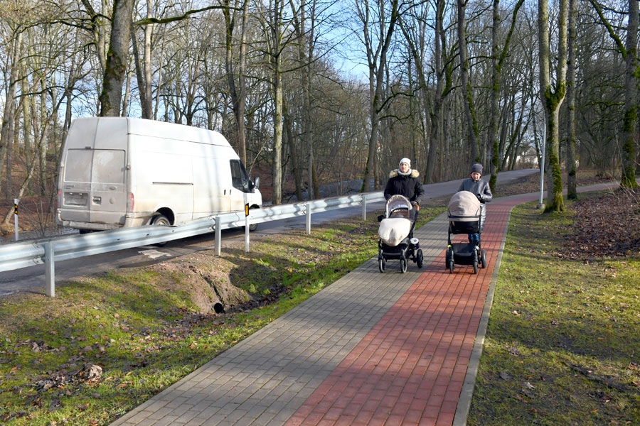 Iecavas parku izmanto gan nesteidzīgai pastaigai, gan arī autobraucēji.
Autors: Ivars Bogdanovs