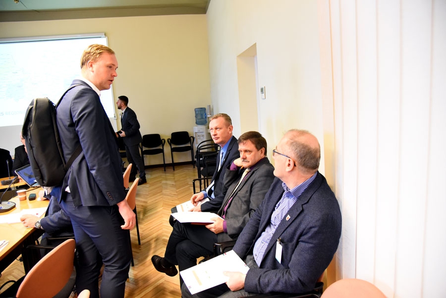 Viktors Valainis (stāv) diskutē ar Iecavas un Vecumnieku novadu vadītājiem.
Autors: Uldis Varnevičs