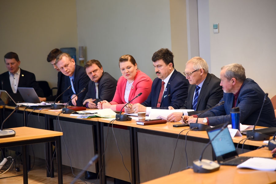 Administratīvi teritoriālās reformas komisijas sēdē plānotā Bauskas novada pašvaldības pārstāvēja Aivars Mačeks (no kreisās), Guntis Kalniņš, Eva Upīte, Arnolds Jātnieks un Aivars Okmanis.
Autors: Uldis Varnevičs