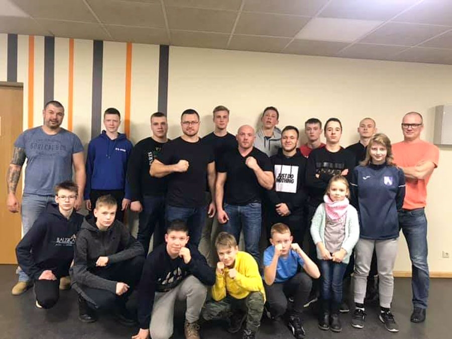 Bauskas boksa kluba sportisti, treneri un līdzjutēji sacensībās Olainē.
Autors: no E. Vaseļuna albuma