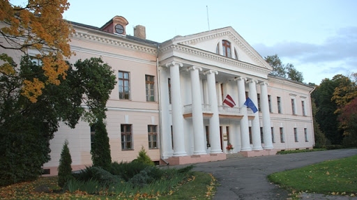 Svitenes muižas namā strādā Pilsrundāles vidusskolas struktūrvienības Mūzikas un mākslas skolas mākslas nodaļa. Vēsturiskajai ēkai nepieciešams atjaunot jumta segumu.
Autors: rundale.lv