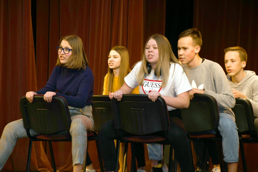 Bauskas Valsts ģimnāzijas jaunieši  Kārļa Vērdiņa dzejas uzvedumā  „Ak, tētīt, cik dzīve ir sarežģīta!”
Autors: Ivars Bogdanovs