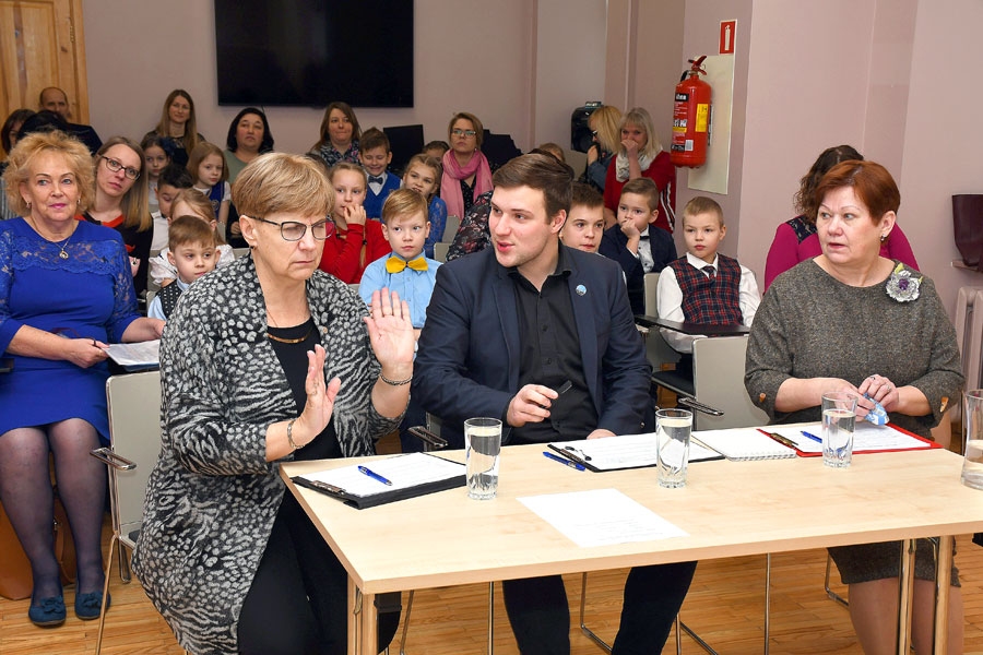 Arī žūrija – Dace Jurka (no kreisās), Reinis Vējiņš un Zigrīda Ezeriņa – izdzīvo priekšnesumus.
Autors: Ivars Bogdanovs