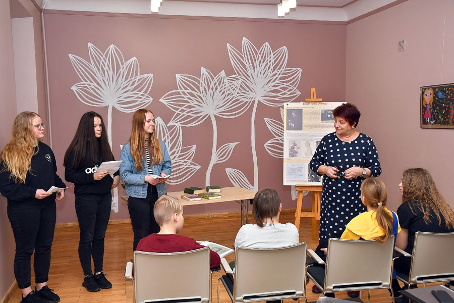 Vijas Cerusas (no labās) medijpratības pulciņa dalībnieces Evelīna Anna Pitāne (no kreisās), Keita Kondore un Liene Laiškone lasīja Jāņa Sarmas romāna «Mīļā pilsēta» fragmentus.
Autors: Ivars Bogdanovs