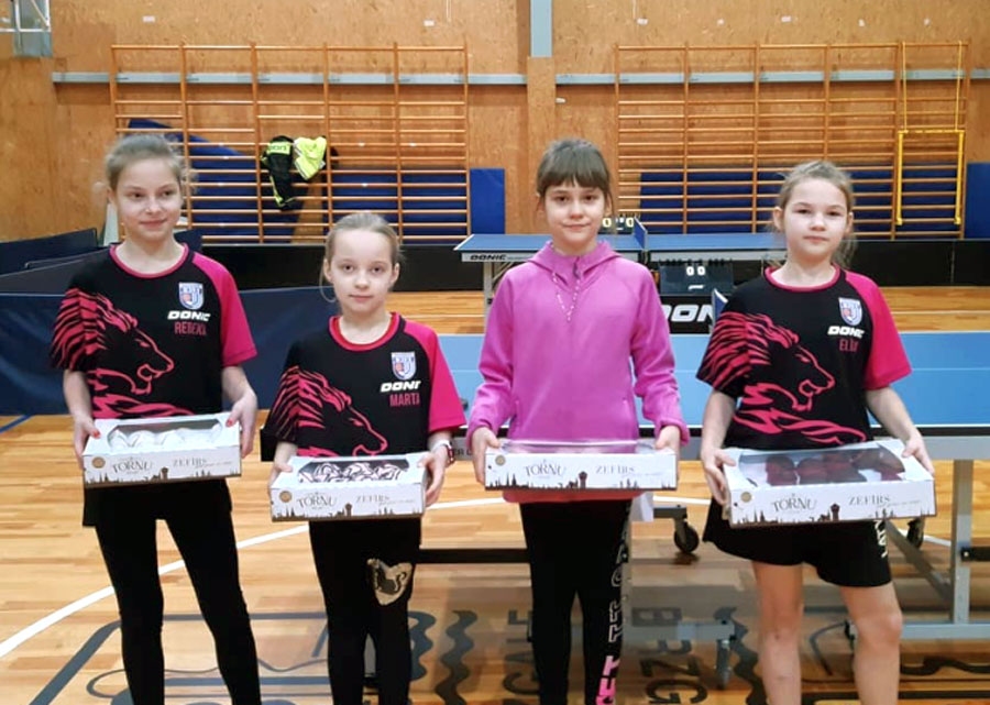 Galda tenisistes Rebeka Krikščūne (no kreisās), Marta Grigus, Elīza Kučinska un Elīza Manavicka guva pirmās vietas «Stigas» kausa izcīņas ceturtajā posmā.
Autors: no ltgf.lv