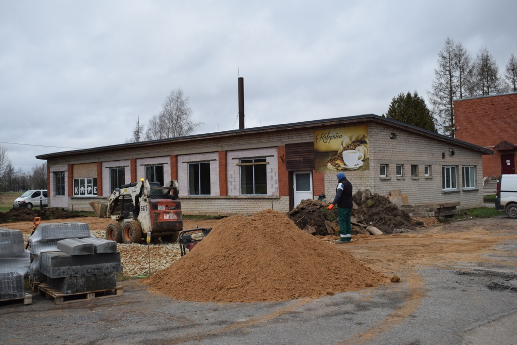 Vallē, ceļu krustojumā, kur jau iepriekš darbojies ēdināšanas uzņēmums, pavasarī plānots atvērt veikalu un kafejnīcu.
Autors: Žanna Zālīte