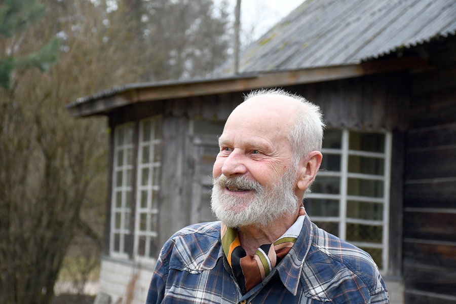 Tēlnieks Indulis Folkmanis Latgalē un Zemgalē ir iedēstījis trīs ābeļdārzus.