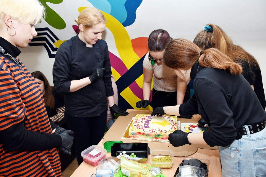 Jubilejas kūka tiek gatavota kopā ar meistari Līgu Rozīti (otrā no kreisās).
Autors: Ivars Bogdanovs