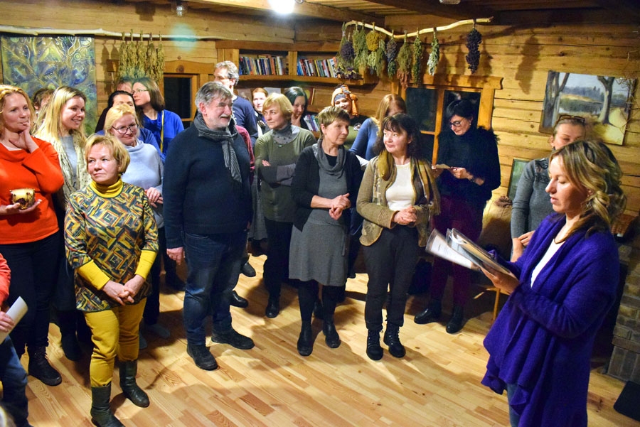 Profesionālo gidu pieredzes apmaiņas brauciens Vecumnieku novadā noslēdzās enerģētiskajā pirtī «Lielzemenes». Tūrisma informācijas konsultante Aira Odinga (no labās) kolēģiem izsniedza apliecinājumu par piedalīšanos.
Autors: Žanna Zālīte