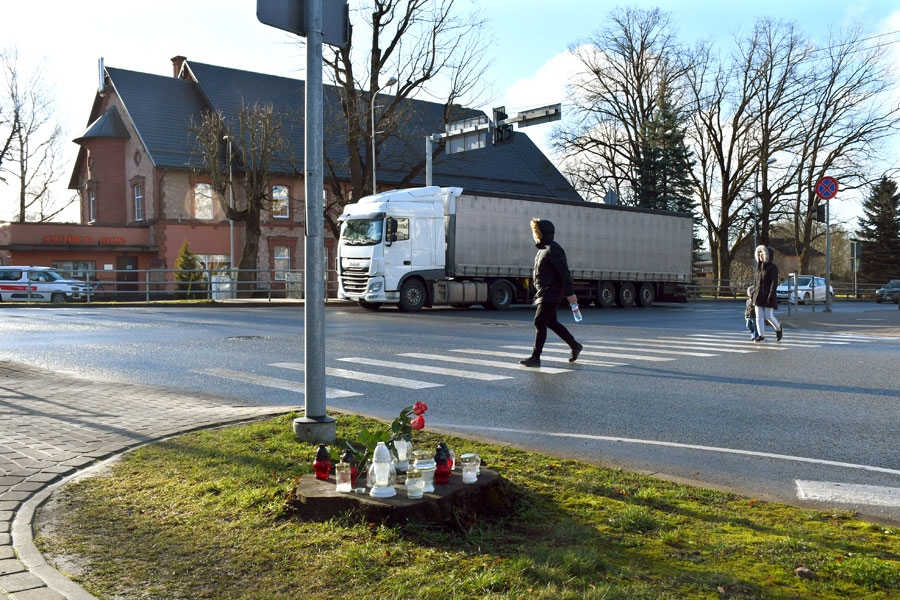 Notikusī nelaime ir skārusi ne vien divas ģimenes, bet sēro arī iecavnieki, iededzot svecītes un noliekot ziedus.
Autors: Ivars Bogdanovs