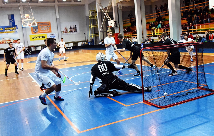 Edgars Lujāns (gaišajā tērpā no labās) ar precīzu raidījumu vārtos otrajā puslaikā panāca cerīgu rezultātu 5:7.
Autors: Uldis Varnevičs