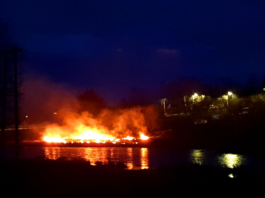 Mūsas krastā, Īslīces pagasta Bērzkalnos, liesmo kūla. Šādi degšanas gadījumi ir gan bīstami apkārtnei, gan prasa tēriņus no nodokļu maksātāju naudas.
Autors: Aculiecinieka foto