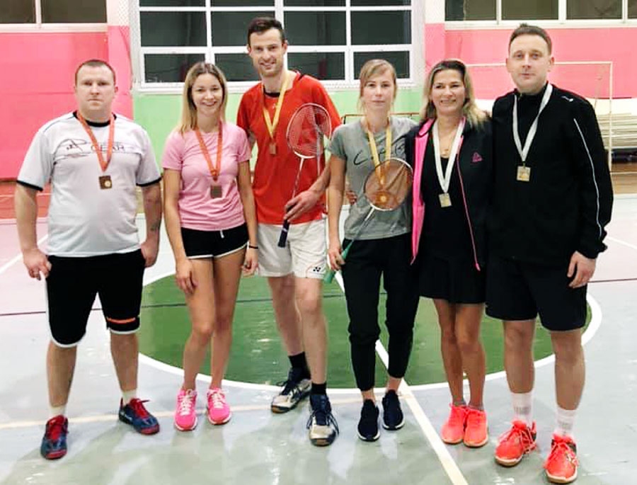 Badmintona turnīra godalgoto vietu ieguvēji – Egils Buls (no kreisās), Amanda Zariņa, Māris Dravnieks, Ieva Šteinberga, Evija Kvēpa-Vēbere un Alberts Bajārs.
Autors: organizatoru foto