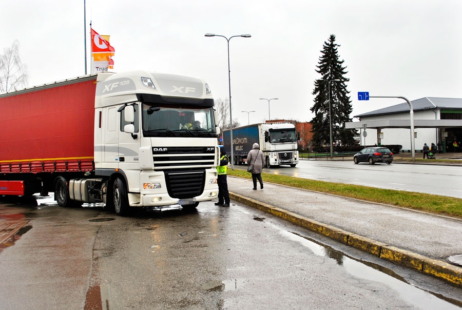 Igaunijas šoferim nākas runāt vairs ne pa telefonu, bet ar Valsts policijas darbinieku.
Autors: Māris Krūmiņš