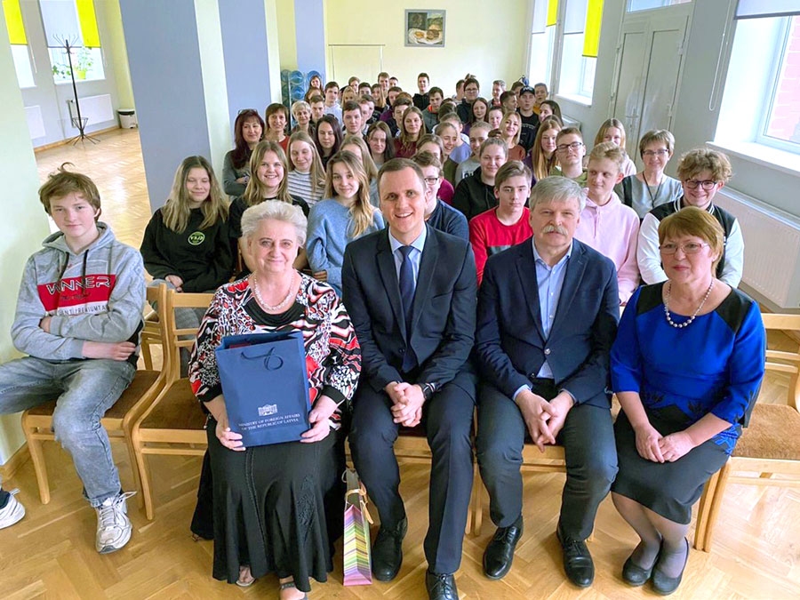 Jānis Beķeris (vidū) Vecumnieku vidusskolā kopā ar bijušo klases audzinātāju Aldonu Alenčiku (no kreisās), direktoru Aivaru Ķiņķevski, skolotāju Sarmīti Vēveri un vecāko klašu skolēniem.
Autors: Žanna Zālīte