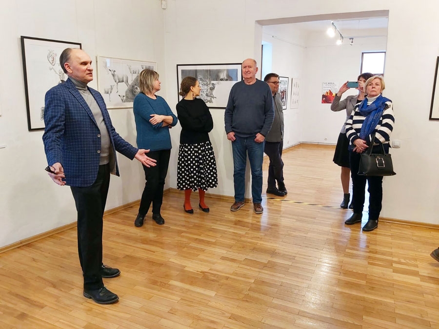 Panevēžas mākslas skolas direktors Vitauts Tallats-Kelpša (no kreisās) sarunā ar Bauskas muzeja speciālistiem izstādes atklāšanā.
Autors: no Bauskas muzeja albuma