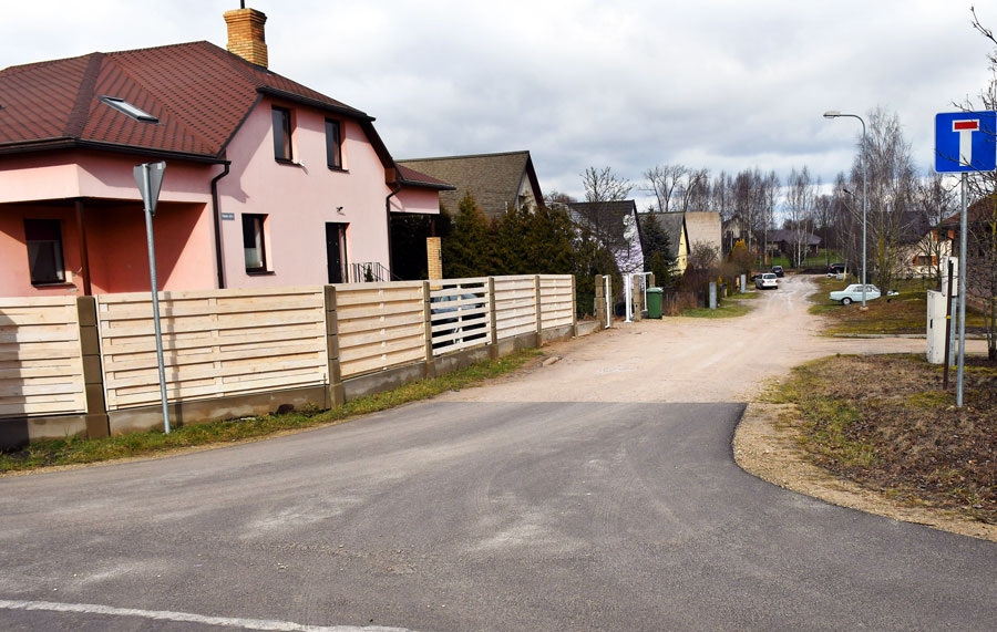 Pīlādžu iela Bērzkalnos kļuvusi par strīdus objektu. Katrā ielas īpašumā esot pīlādzis un iedzīvotājiem ar šo nosaukumu ir emocionāla saikne. Pēc pievienošanas Bauskai iela būs jāpārsauc, jo Bauskā jau ir iela ar tādu nosaukumu. Bauskas novada domes priekšsēdētāja vietnieks Voldemārs Čačs solīja, ka par nosaukumu aptaujāšot iedzīvotājus, bet Bērzkalnos nebūt nevēlas atvadīties no šī ielas nosaukuma.
Autors: Ivars Bogdanovs