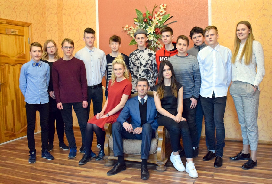 Skaistkalnes vidusskolas 9. klases skolēni kopā ar savu audzinātāju Kasparu Timuli. Fotogrāfijā nav Regijas Slavinskas, Matīsa Auziņa un Samantas Faksas.
Autors: Žanna Zālīte