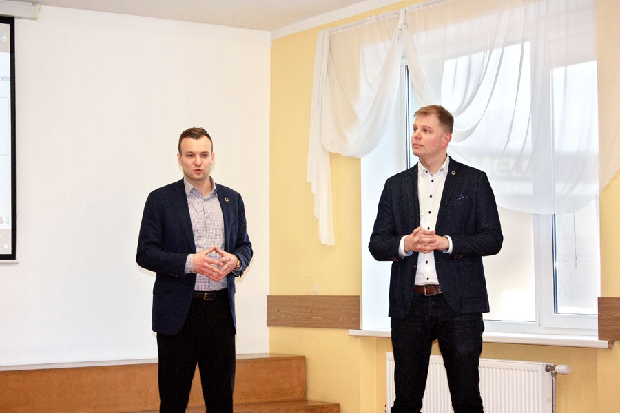 Jaunās konservatīvās partijas Saeimas deputāti Reinis Znotiņš (no kreisās) un Krišjānis Feldmans.
Autors: Kristians Kuzmins