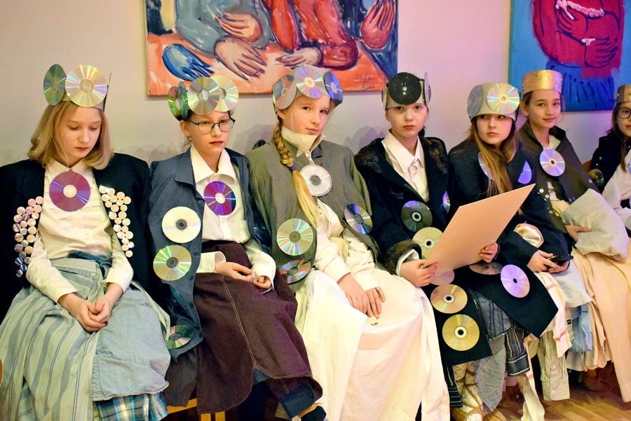 Sēlijas akcentus 3. klase atklāja ar senu teiku un tērpiem, ko greznoja spoži kompaktdiski.
Autors: Žanna Zālīte