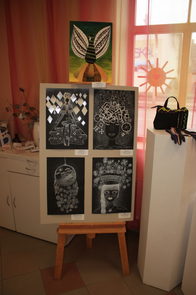 Izstādē «Radi rotājot» apskatāmi Līgas Vaivares, Keitas Paulovičas, Renātes Līgotnes, Keitas Semjonovas un daudzu citu autoru darbi.
Autors: Kristians Kuzmins