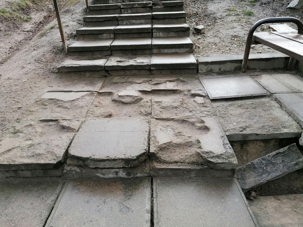 Kāpnes, kas no Biržu ielas ved uz Mēmeles gājēju tiltiņu
Autors: Aculiecinieka foto.