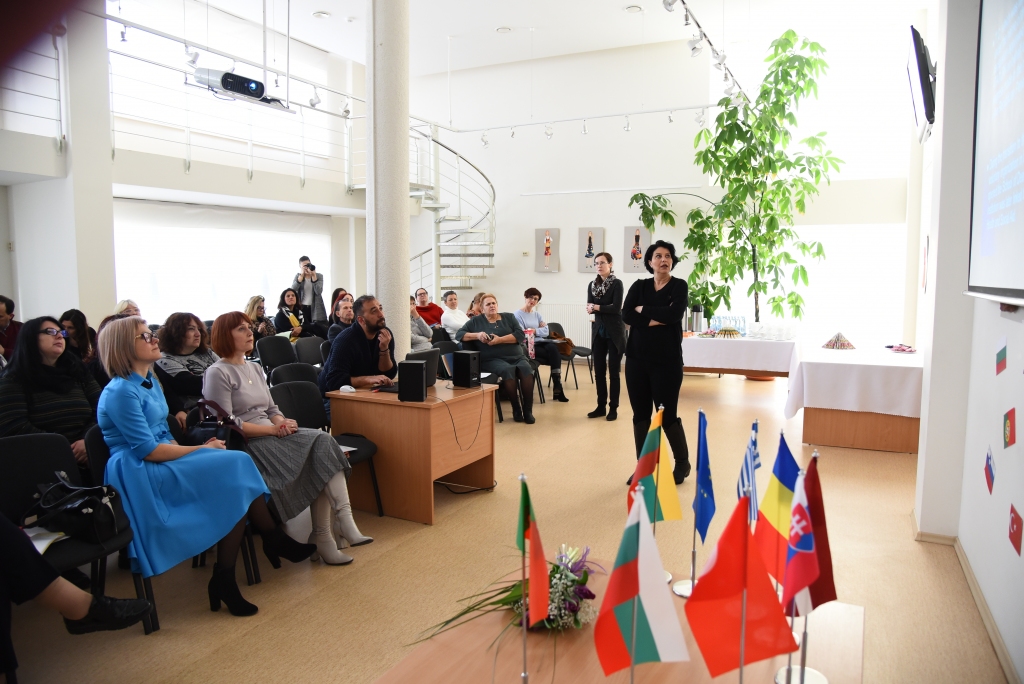 Sarapa Ozdemira (no labās) iepazīstināja Bauskas novada pedagogus un projekta dalībniekus ar speciālās izglītība īpatnībām Turcijā.
Autors: Uldis Varnevičs