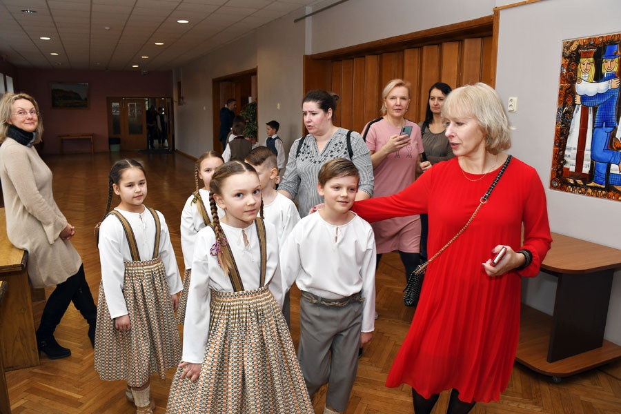 Ligita Irbīte kopā ar bērniem no «Mēmelītes».
Autors: Ivars Bogdanovs