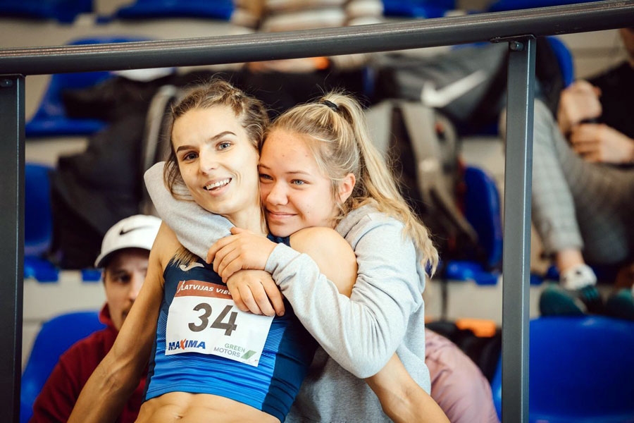 Par Solvitas Dzilnavas panākumu priecājas viņas audzēkne Tīna Jakubone (no labās).
Autors: Guntis Bērziņš, athletics.lv