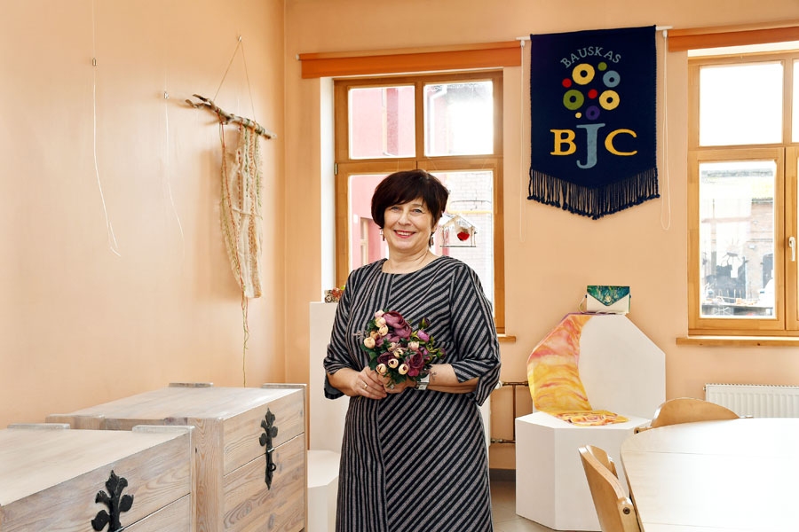 Jubilāre vēlējās bildēties tā, lai fotogrāfijā būtu redzami sirdij tuvās darbavietas simboli.
Autors: Ivars Bogdanovs