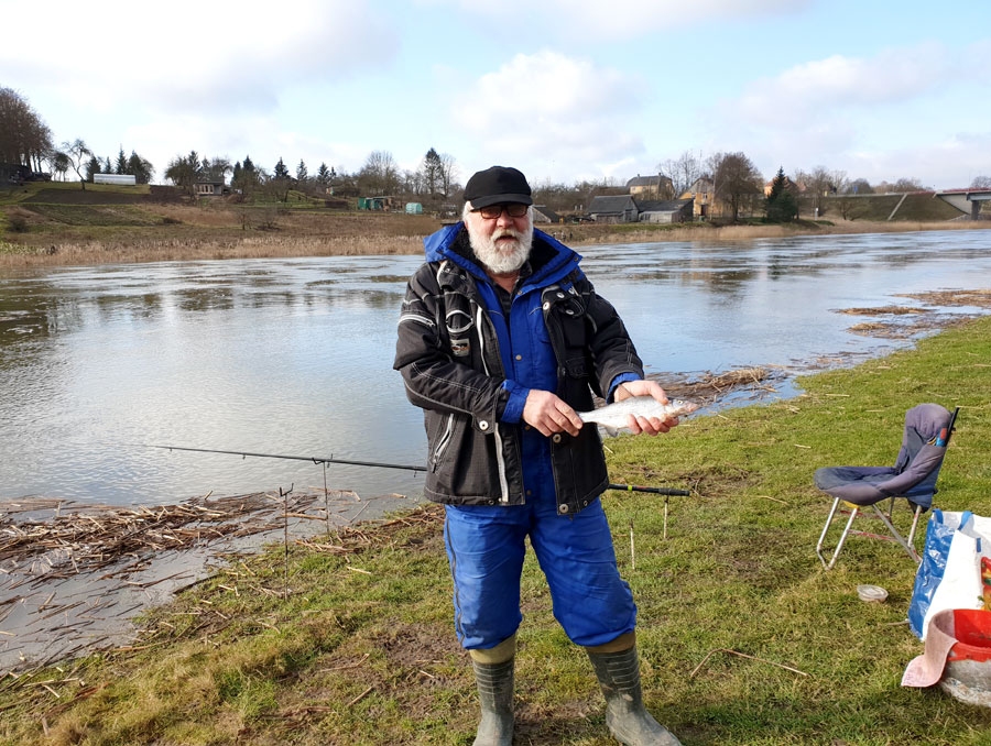 Visvaldis Zaharčenoks sūkstās, ka šogad vimbu copei pievērsies novēloti. Šajā otrdienā pirmo reizi devies uz upi, bet laika trūkuma dēļ sanācis tikt tikai pie vienas vimbas. Ceturtdiena bija veiksmīgāka, un atļautās piecas zvīņaines izvilinātas no Mūsas ūdeņiem.
Autors: Sandra Danosa