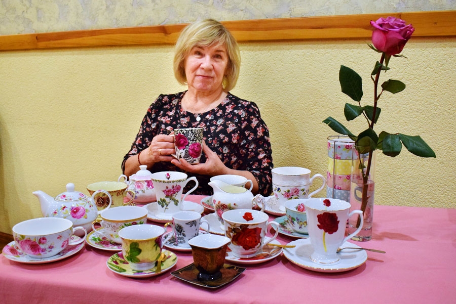 Līga Baļčūne kolekcionē krūzītes ar rožu apdruku. Fotografējoties pie daļas no krājuma, viņa rokās turēja savu tautas namā iemīļoto kafijas rituāla trauku; mājās šim nolūkam tiek izmantota cita krūze.
Autors: Žanna Zālīte