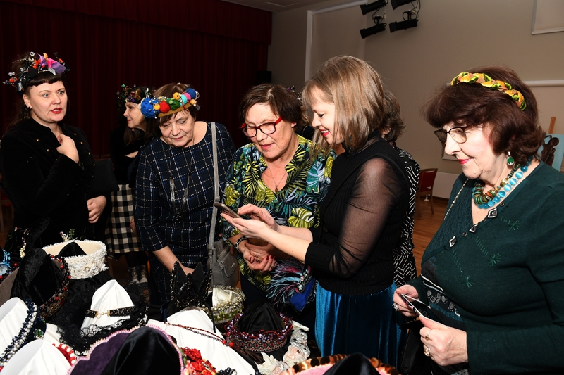 Rundāles mākslinieces apbrīno iecavnieces Gintas Zaumanes darinātos kroņus un rotas.
Autors: Ivars Bogdanovs