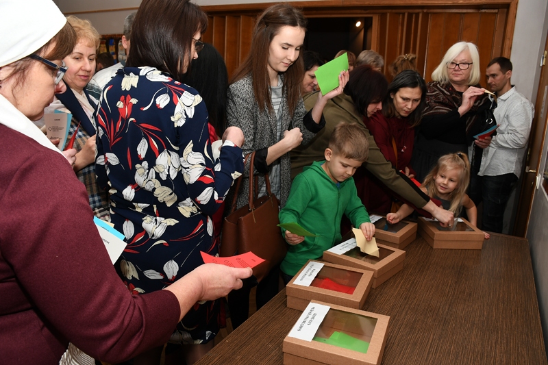 Īslīces kultūras namā rit balsošana par katra reģiona trim labākajiem projektiem.
Autors: Ivars Bogdanovs