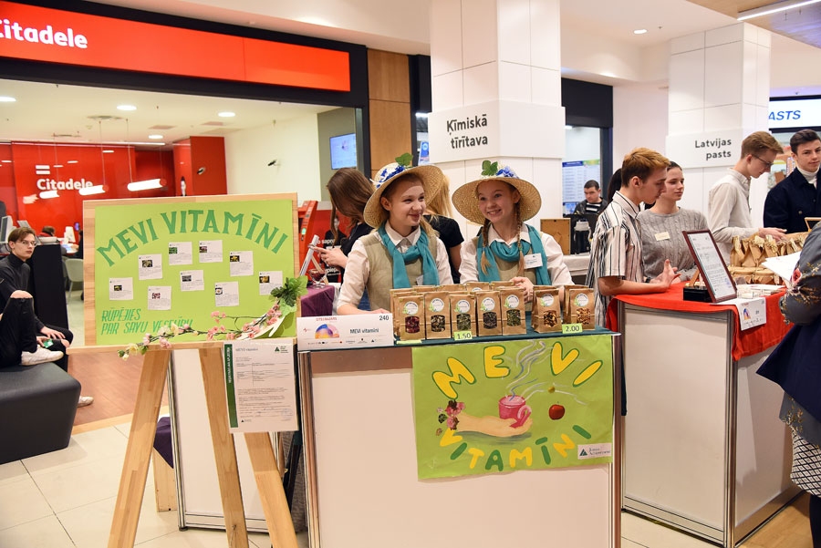 SMU «Mevi Vitamīni» meitenes Karīna Melānija Plociņa (no kreisās) un Viktorija Vargušenko priecēja ar saskaņotiem tērpiem.
Autors: Uldis Varnevičs