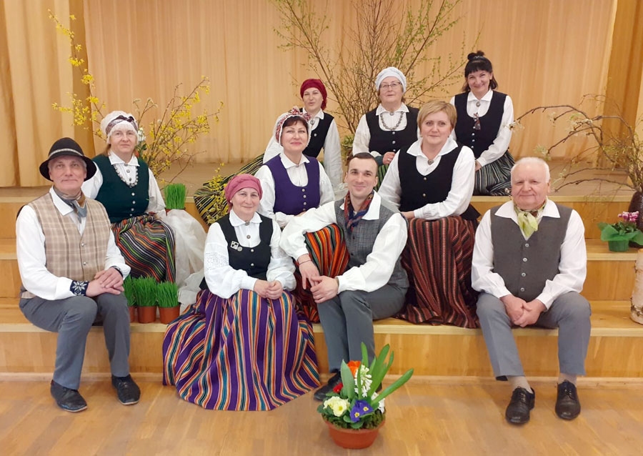 Codes folkloras kopa «Dreņģeri», vadītāja Ināra Grēniņa (pēdējā rindā vidū).
Autors: no S. Rotbergas albuma