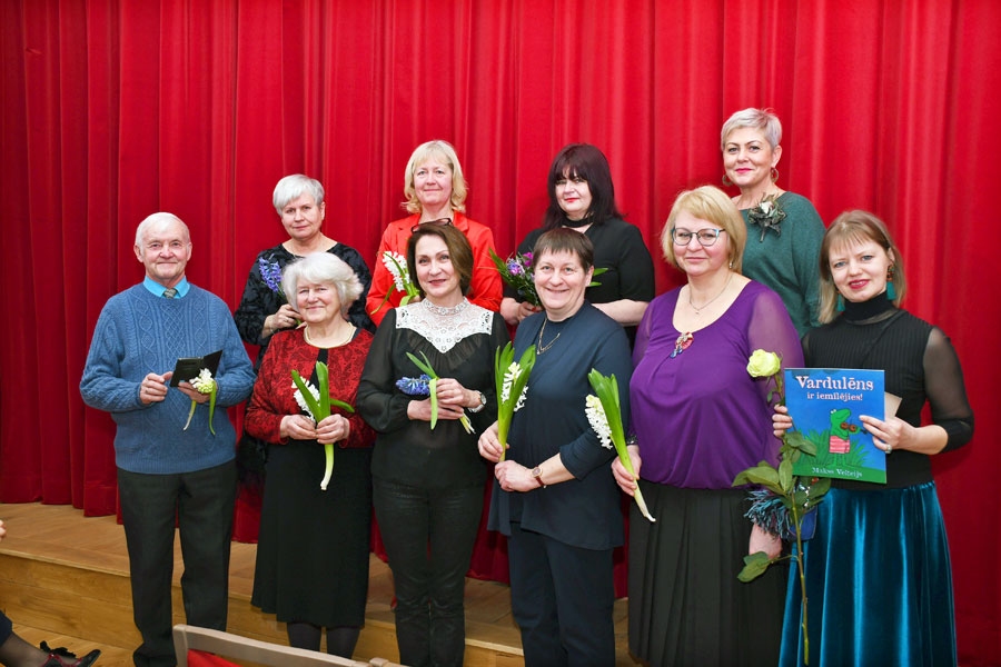 Iecavas radošās apvienības «RaDam» gleznošanas nodarbību dalībnieki – izstādes «Sievietes un ziedi» autori Rundālē.
Autors: Ivars Bogdanovs