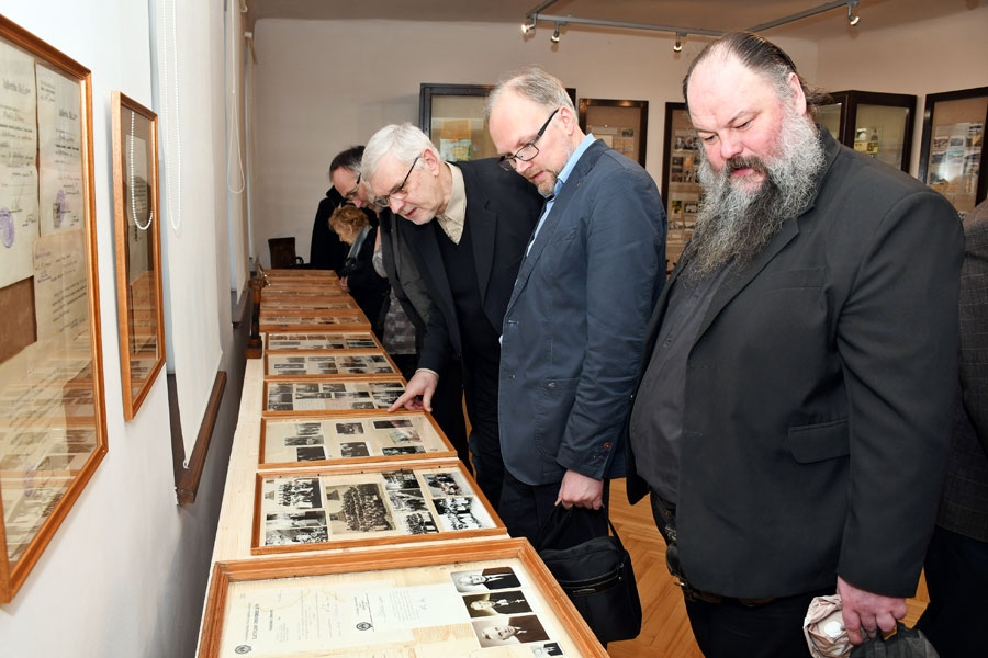 Piemiņas izstādes materiālus aplūko Bauskas Svētā gara luterāņu baznīcas mācītājs Aivars Siliņš (no labās) un Iecavas luterāņu draudzes prāvests Rolands Radziņš.
Autors: Ivars Bogdanovs