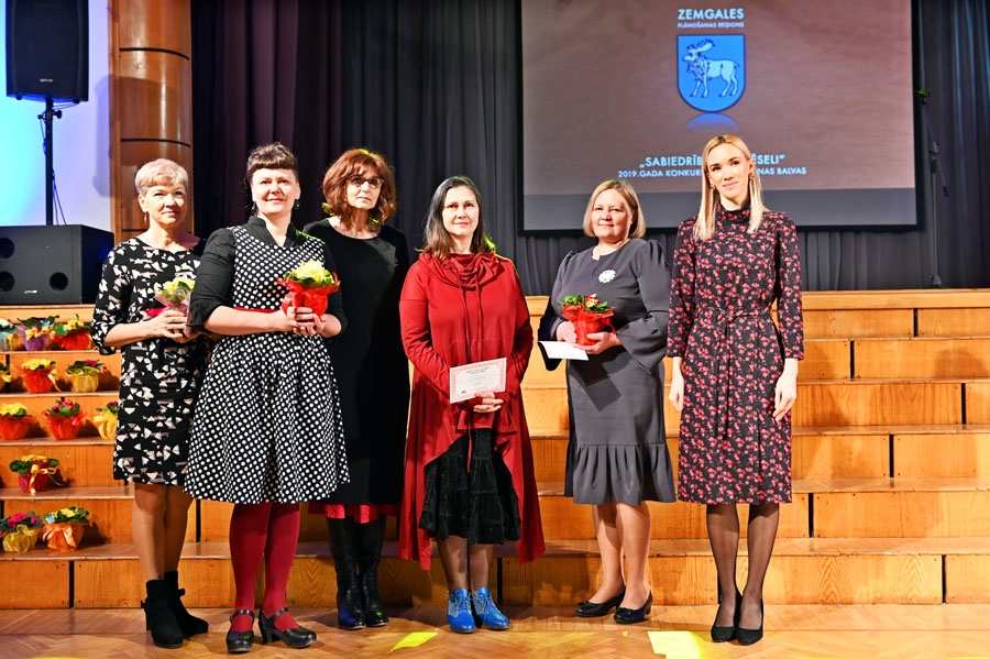 Zemgales projektu pārstāves, kas saņēma veicināšanas balvas, – viņu vidū iecavniece Indra Bāliņa (pirmā no kreisās), Bauskas projekta īstenotājas Laura Ikerte, Inga Krolle, Kristīne Selane, Zemgales reģiona koordinatore Alīna Žukauska (pirmā no labās).
Autors: Gundars Kaminskis